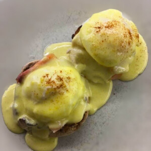 eggs benedict over smoked salmon - robs little kitchen