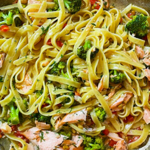 fettuccini alfredo in the pan - robs little kitchen