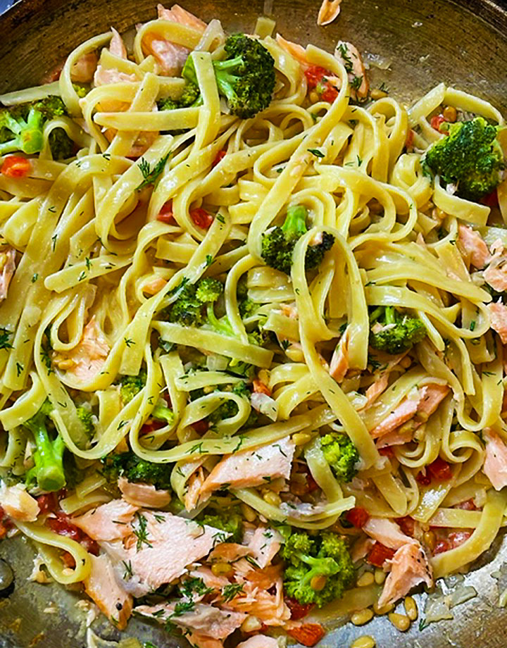 fettuccini alfredo in the pan - robs little kitchen